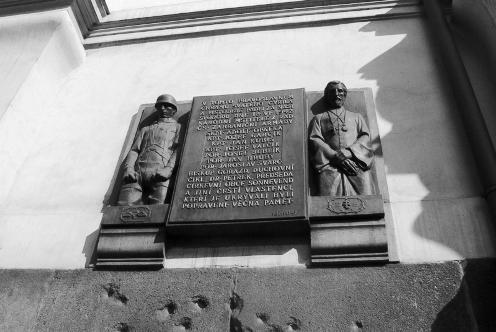 Мемориальный камень чешским парашютистам и священникам над вентиляционным - фото 22