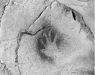 1 Відбиток людської долоні залишений близько 30 тисяч років тому на стіні - фото 1