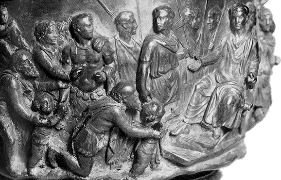 Коленопреклоненные германцы перед римским императором Фрагмент серебряной - фото 7
