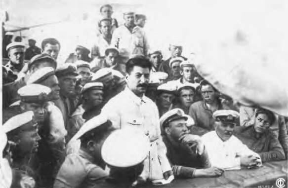 Сталин среди краснофлотцев Иван Павлуновский сокол Троцкого бывший - фото 16