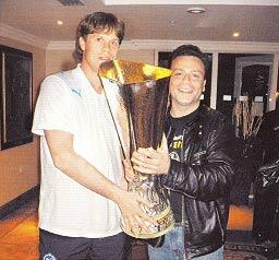 Кубок УЕФА в гостинице под Манчестером в руках Владислава Радимова и автора - фото 27