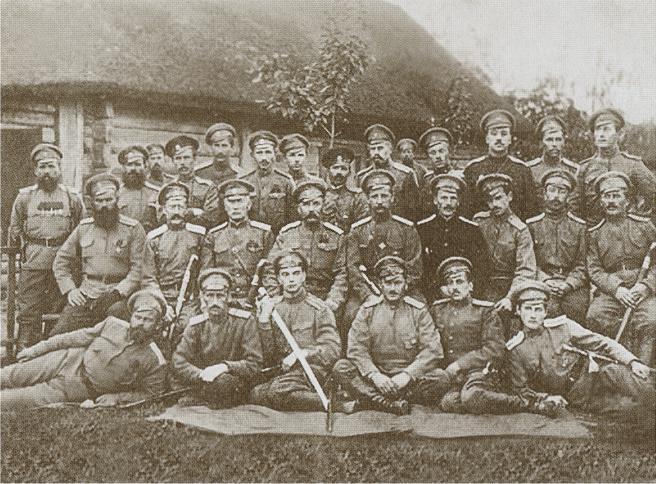 Командующий Уральской армией генерал В С Толстов четвертый слева в среднем - фото 42