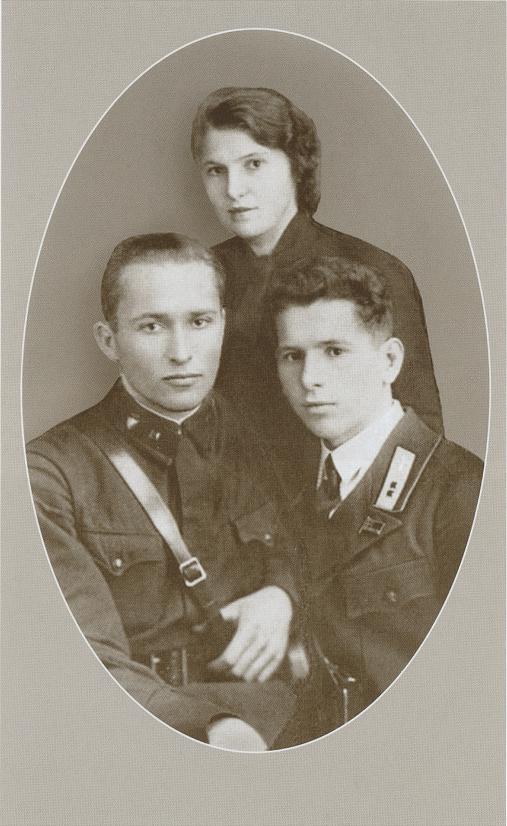 Александр Клавдия и Аркадий Не позднее 1939 г Комкор Иван Кутяков 1935 - фото 47