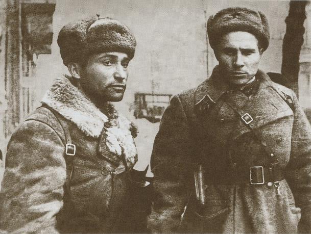 Командир 1850го противотанкового артполка подполковник А В Чапаев и командир - фото 54