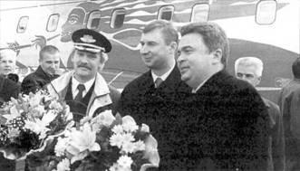 У трапа нового Ан140 слева направо исполнительный директор авиакомпании - фото 1