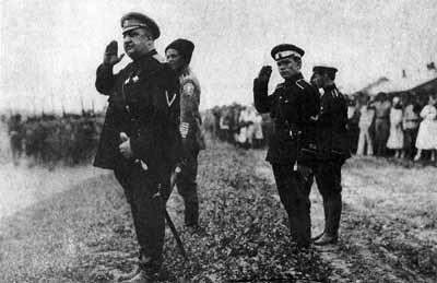 Смотр 2го Корниловского ударного полка РостовнаДону июль 1919 г Впереди - фото 8