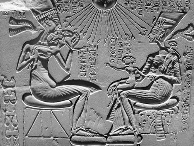 Эхнатон и Нефертити с дочерьми XIV в до н э Характерно что многочисленные - фото 9