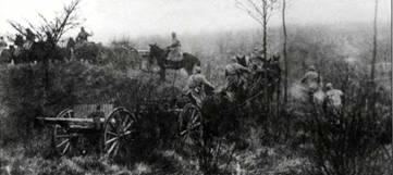 Вверху Подразделение французской полевой артиллерии на конной тяге в 1914 - фото 16