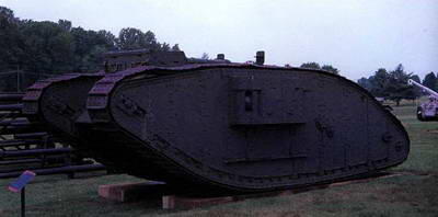 На снимке английский танк Марк IV который имел лишь пулеметное вооружение - фото 2
