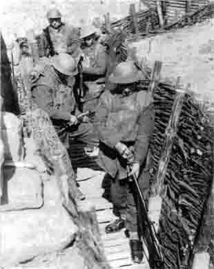 В траншее близ Роше солдаты роты D 2го батальона полка Шервудских лесничих - фото 3