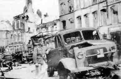 Немецкий солдат рассматривает подбитый британский грузовик Бедфорд MW один - фото 8