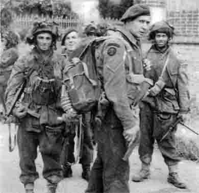 Нормандия 6 июня 1944 г Солдаты 4й группы 6го батальона коммандос из 1й - фото 9