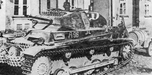 На фото в центре Легкий танк Pz II Ausf в Россия 1941 г Pz II В Польше - фото 78