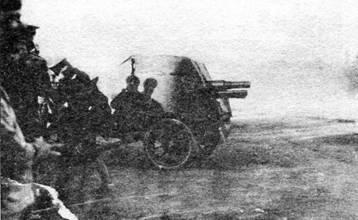 Штурмовой бронеавтомобиль Трехколеска стреляет 1915 г Осенью 1915 г под - фото 9