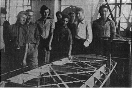 В планерном кружке Московского авиатехникума 1932 г Евгений Адлер стоит в - фото 3
