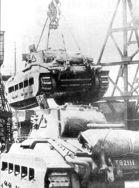 Погрузка танков Матильда II на судно плывущее в СССР 1942 год Выгрузка - фото 2