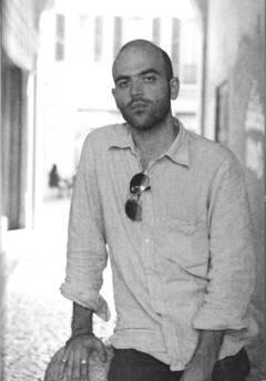 Roberto Saviano nació en 1979 en Nápoles donde vivía y trabajaba hasta que en - фото 2