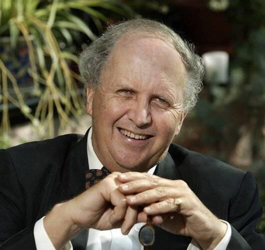 Alexander McCall Smith is also the author of the Isabel Dalhousie series the - фото 2