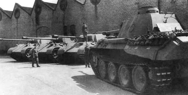 Новенькие пантеры во дворе фирмы MAN Май 1943 года Броня танков выпушенных - фото 10