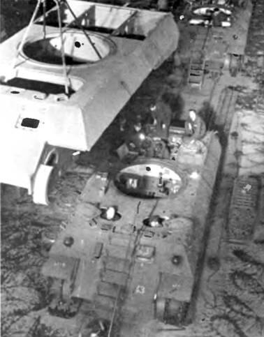 Первые серийные пантеры на сборочной линии фирмы MAN 1943 год вверху - фото 7