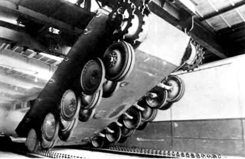 Первые серийные пантеры на сборочной линии фирмы MAN 1943 год вверху - фото 8