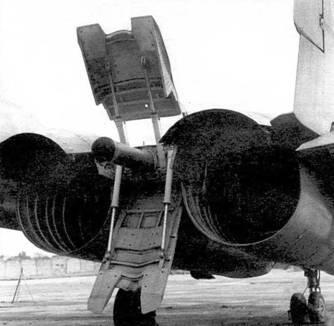 Тормозные щитки двигатели демонтированы Подфюзеляжный киль на самолете - фото 19