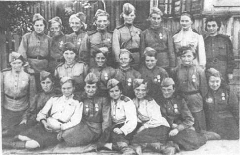 Группа девушекминёров 1943 г В первом ряду четвёртая справа сидит командир - фото 5