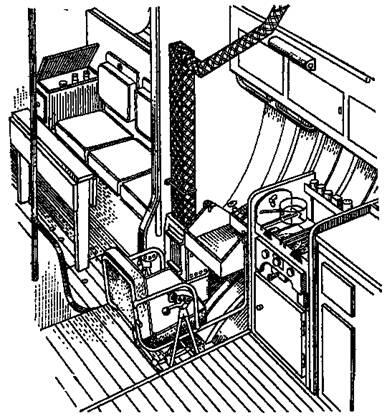 Камбуз На рисунке рядом с камбузом показано подвесное кресло со столиком С - фото 3