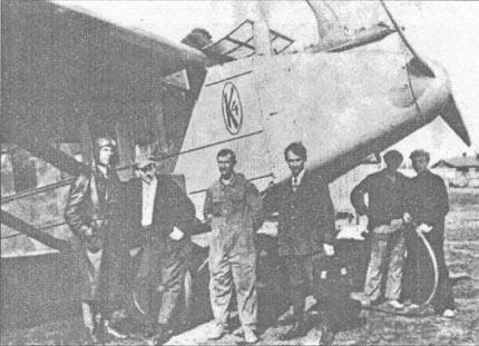 КА Калинин второй слева с группой сотрудников у К4 Фонарь пилотской - фото 11