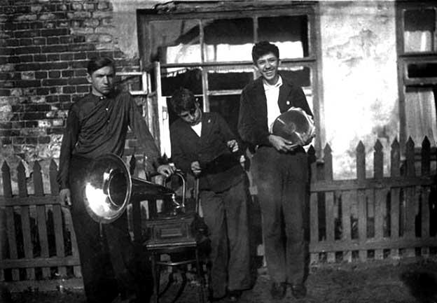 С друзьями и граммофоном 1930е годы Примерно класса с четвертого Никулин по - фото 2