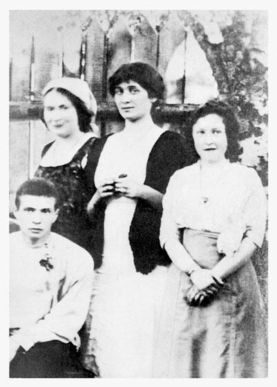 В имении Гумилевых в Слепневе В центре Анна Ахматова слева от нее Мария - фото 6