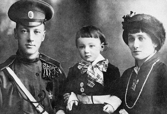 Анна Ахматова и Николай Гумилев с сыном Львом 1915 На мосту возле Слепнева - фото 7