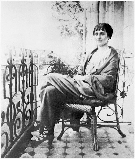 Анна Ахматова на балконе у Кардовских Царское Село 1915 Анна Ахматова - фото 10