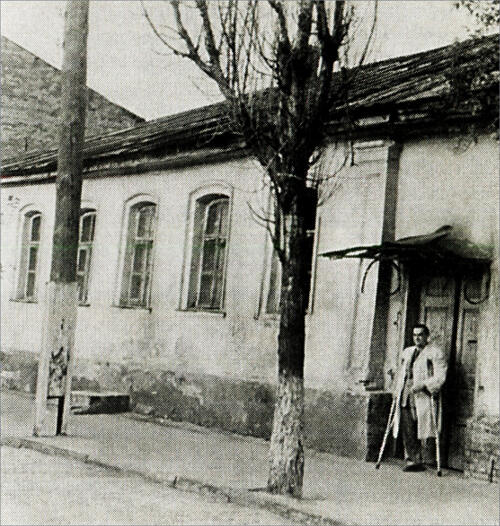 Арсений Тарковский у дома своего детства Кировоград 1955 Собственный дом - фото 5