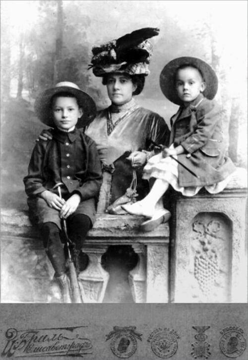 Мария Даниловна с сыновьями Валерием и Арсением справа Елисаветград 1911 - фото 6