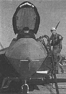 Пол Метц занимает место в кабине F22A F22A в полете с отклоненной - фото 7