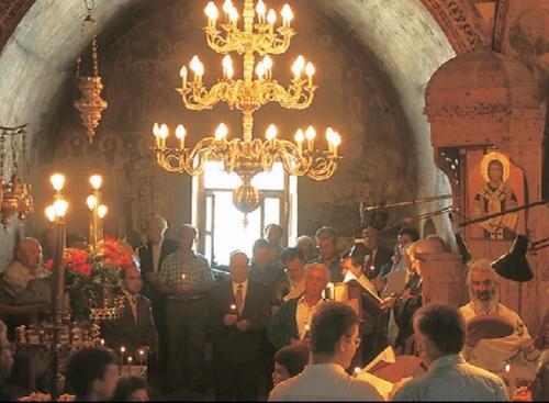 Православная вера играет важнейшую роль в жизни греков В деревенской церкви в - фото 12