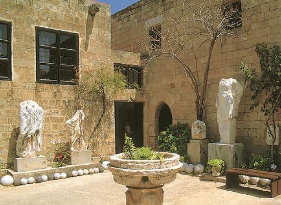 Внутренний двор Археологического музея Коридор с ребристым крестовым сводом - фото 16