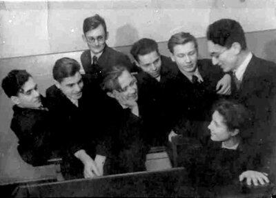 Школа справа в верхнем ряду Андрей Синявский в нижнем Сергей Хмельницкий - фото 20