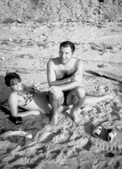Нина и Саша на пляже в ТельАвиве Борис Пастернак с Ирочкой Емельяновой - фото 31