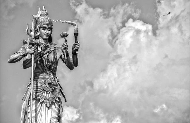 Статуя Шивы в Индонезии Интересно что похожим образом описывают инопланетян - фото 1