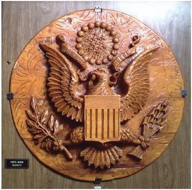 Деревянный герб США с подслушивающим устройством Златоуст висевший в - фото 39