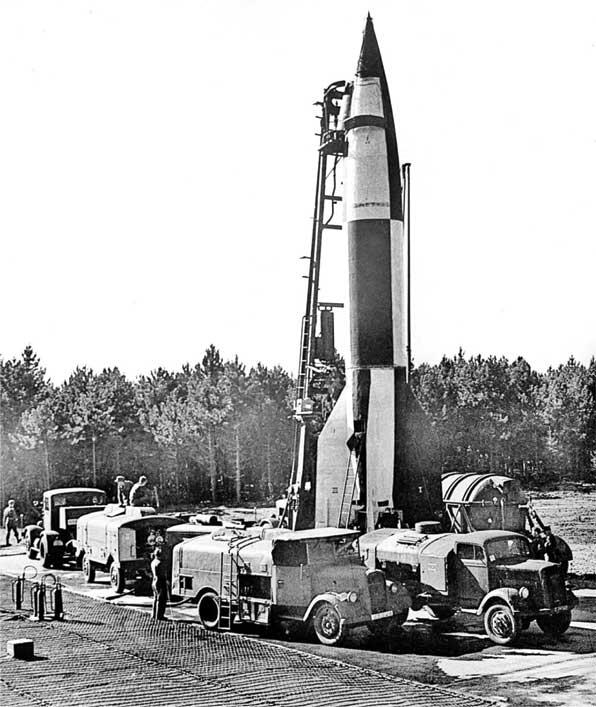 Ракета ФАУ2 Сергей Королев и его коллега Семен Косберг готовясь к - фото 5