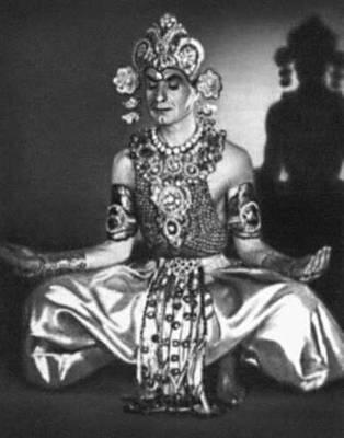М А Эсамбаев исполняет индийский танец Золотой бог Эсауира - фото 1