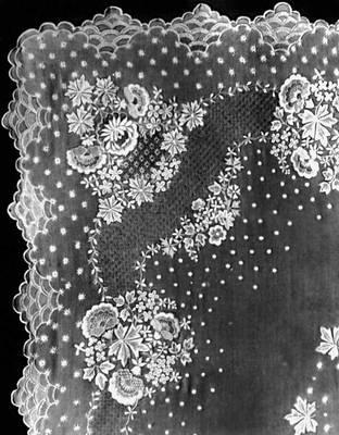 Мстёрская вышивка Т М ДмитриеваШульпина Накидка Белая гладь 1956 Музей - фото 3