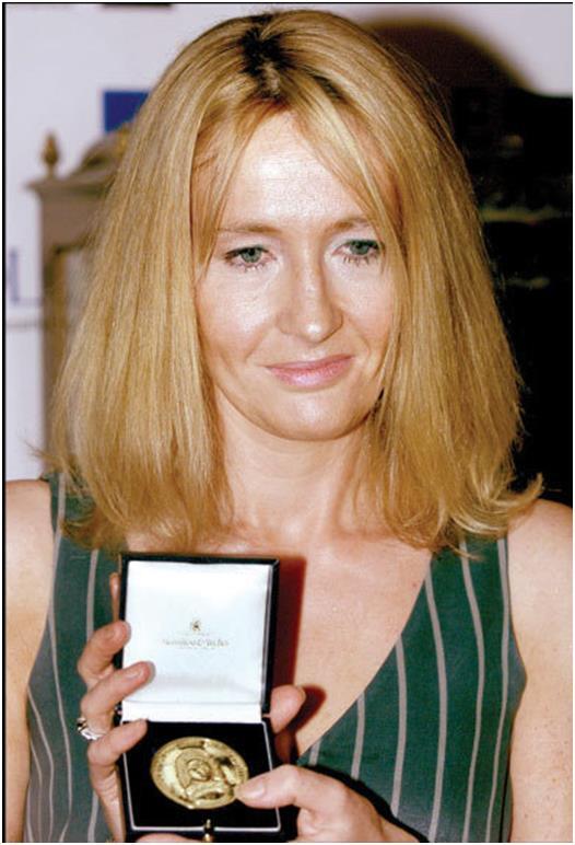 Джоан получает Medal of Excellence особый знак отличия вручаемый британской - фото 22