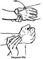 На рис 45 показан один из способов освобождения от захвата за рукав В - фото 77