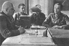 Командующий 64й армией допрашивает пленного генералфельдмаршала Паулюса На - фото 93