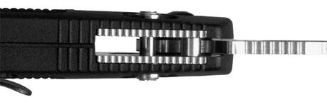 Axis Lock позволяет с одинаковой уверенностью манипулировать ножом как правой - фото 5