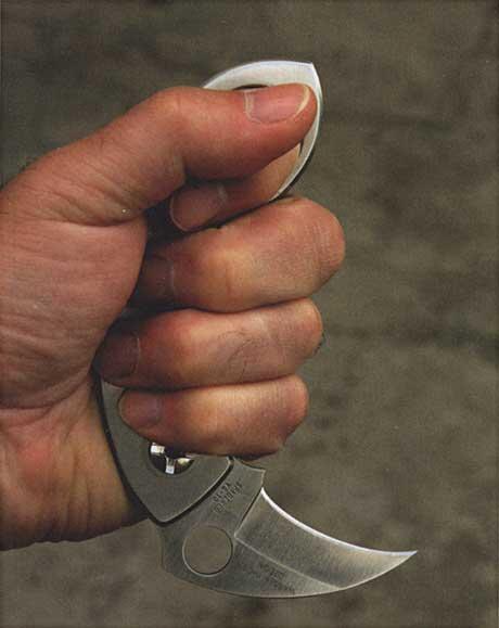 26 Kerambit от SPYDERCO Идея применения этого ножа в бою основывается на - фото 25
